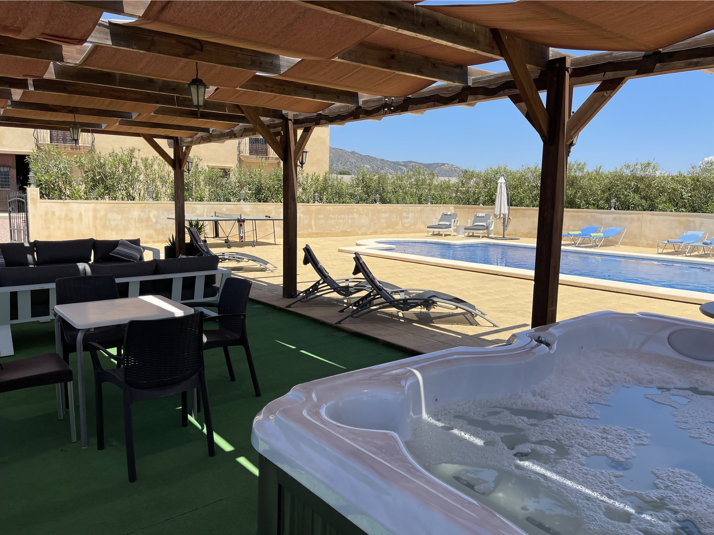 El área de la piscina ahora incluye jacuzzi disponible todo el año.